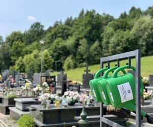 Zielone konewki pojawiły się na gminnych cmentarzach w  Chełmcu.  Już można korzystać