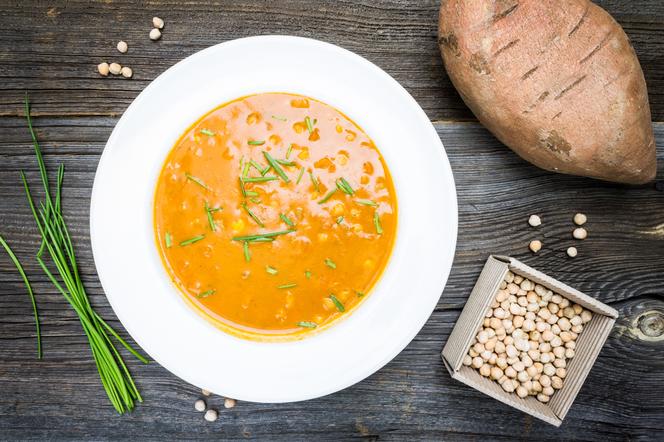 Zdrowotna zupa cytrynowa - przepis na orzeźwiającą zupę
