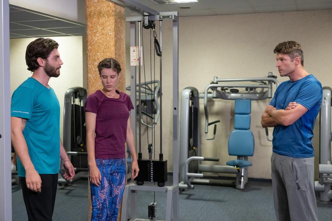 Na Wspólnej, odcinek 2791. Grzegorz (Michał Chruściel), Olaf (Maciej Brzoska), Ada (Wiktoria Wolańska)