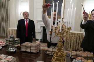 Trump przywitał gości... hamburgerami z fast foodu