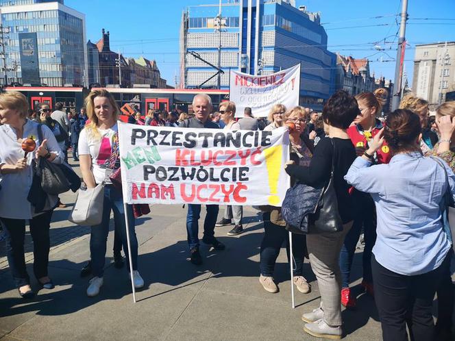 Strajk nauczycieli: "PiSranki obiecanki". Tłumy na proteście w Katowicach