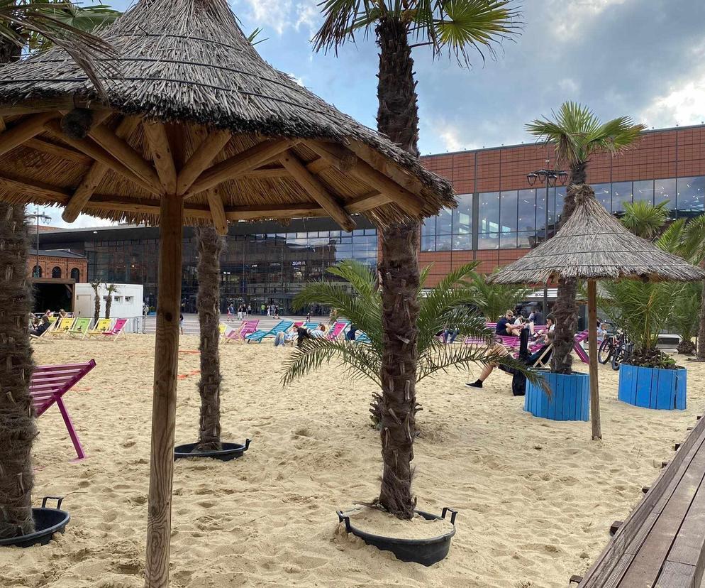 Tutaj można poczuć wakacyjny klimat. Powróciła plaża w Manufakturze! 