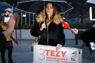 Marianna Schreiber na proteście przed Sejmem. Oj, mąż nie będzie zadowolony [ZDJĘCIA]