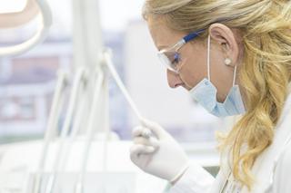 Coraz więcej gabinetópw stomatologicznych wraca do pracy jak sprzed pandemii