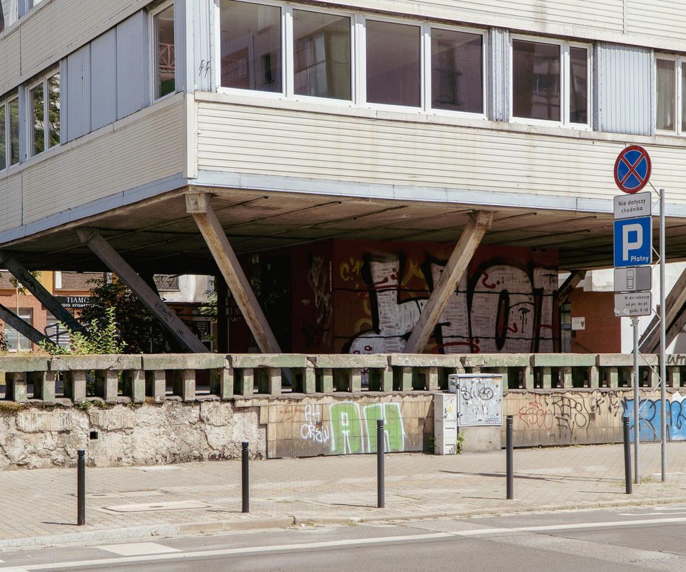 Trzonolinowiec we Wrocławiu, eksperymentalny wieżowiec z lat 60., prezentuje swoją unikalną konstrukcję z betonowymi słupami wspierającymi górne kondygnacje, ukazując ewolucję architektoniczną budynku, o której przeczytasz na Architektura Murator Plus.