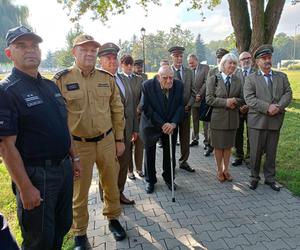 Trzy młode buki purpurowe na Skwerze Leśników Polskich wspólnie zasadzili pracownicy Nadleśnictwa Siedlce i Lasów Państwowych, władze miasta Siedlce i radni.