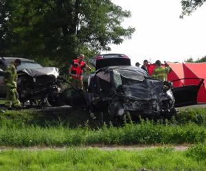 Sochaczew: Wyprzedzał i przez to zginęli? Koszmarny wypadek na prostej drodze. Nie żyją dwie osoby