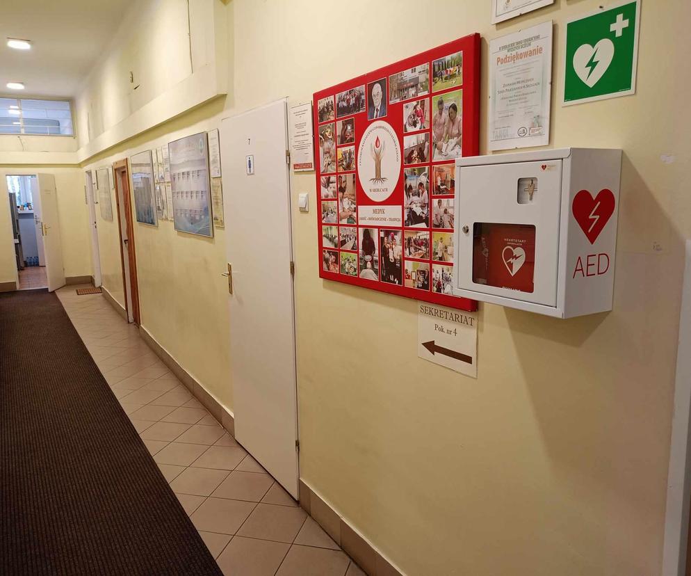 Defibrylator znajduje się na głównym korytarzu CKZiU w Siedlcach, zaraz przy wejściu