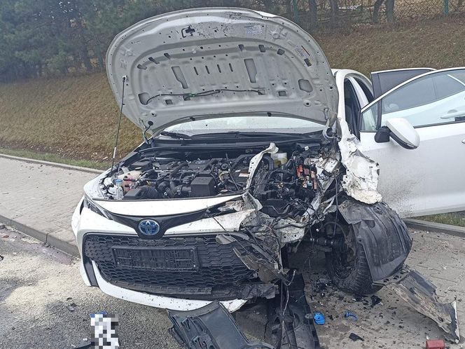 Passat zjechał na sąsiedni pas i uderzył w hondę. Policja wstępnie ustaliła przyczynę dramatu