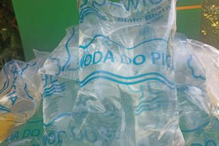 Jeden worek zawiera litr zdatnej do spożycia wody