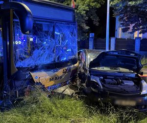 Dramatyczny wypadek we Włochach. Autobus zdzerzył się z osobówką