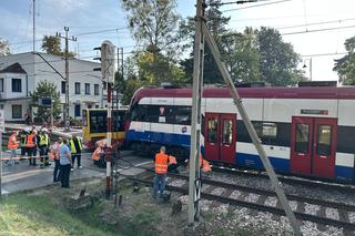 Autobus miejski zderzył się z pociągiem WKD. Ranni pasażerowie przewiezieni do szpitala
