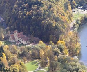 To jedno z najstarszych polskich uzdrowisk najpiękniej wygląda jesienią. Kurowali się w nim Sienkiewicz, Prus, Matejko i Konopnicka