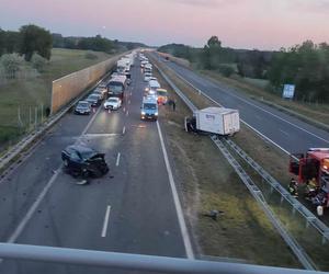 Tragiczny karambol na autostradzie A2. Jedna osoba zginęła, a kilka zostało rannych