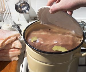 Peklowanie mięsa: co to znaczy peklować mięso? Peklowanie na mokro i na sucho