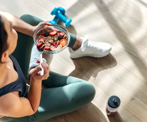 Tak schudniesz z brzucha po 50-tce. Tych 5 produktów to prawdziwe spalacze tłuszczu!