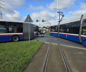 Autobus zderzył się z tramwajem w Bydgoszczy! 7 osób poszkodowanych [ZDJĘCIA]