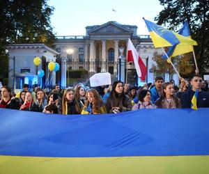 Protest przed ambasadą Rosji w Warszawie. Tłum skanduje” Putin won!