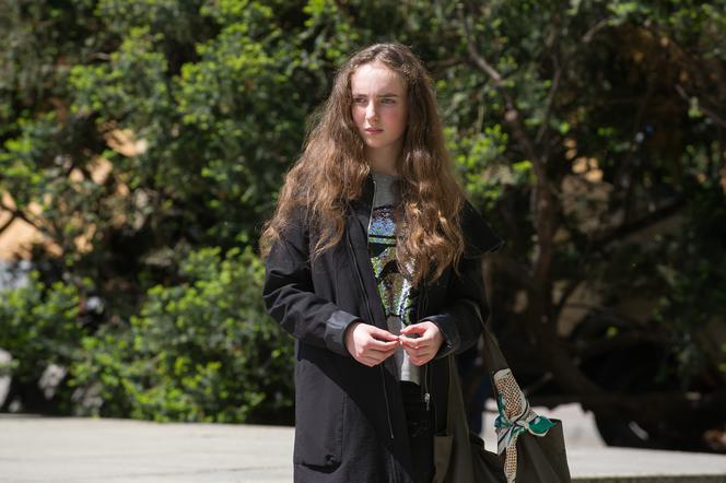 Tosia nie spodziewa się, że idzie wprost w sidła pedofila.