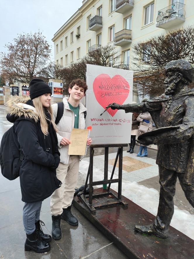 Walentynkowa rzeźba na Placu Artystów w Kielcach