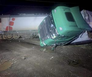 Częściowo wykolejony pociąg, zmasakrowany tir! Szokujący wypadek na torach w Łodzi [ZDJĘCIA]