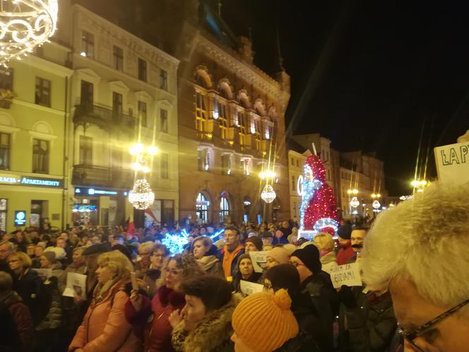 Manifestacja w obronie sądownictwa na Rynku Staromiejskim w Toruniu