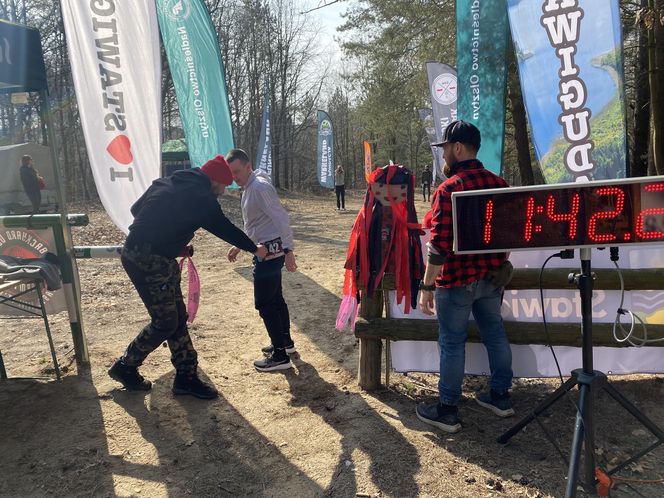 Biegli, aż na trasie został jeden zawodnik. Ponad 60 śmiałków na starcie zawodów pod Olsztynem