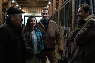 Na dobre i na złe odc. 882: Olena Kosenko (Tetiana Malkova), Michał (Mateusz Janicki), Artiom (Michaił Pszeniczny), Cezary (Daniel Olbrychski)