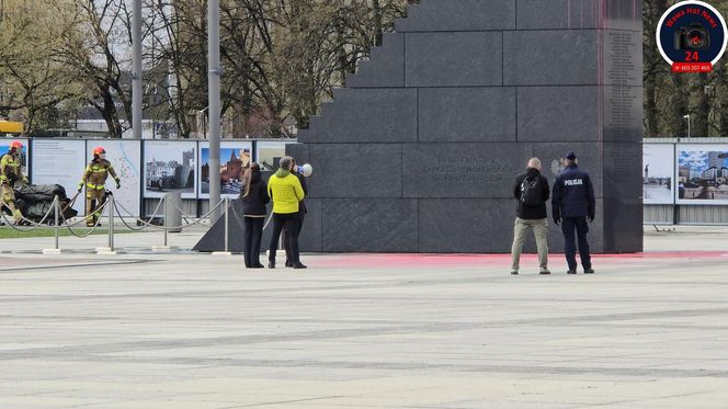 Mężczyzna wszedł na pomnik smoleński