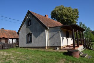 Dom w Szerokim Borze - budynek zastany na działce