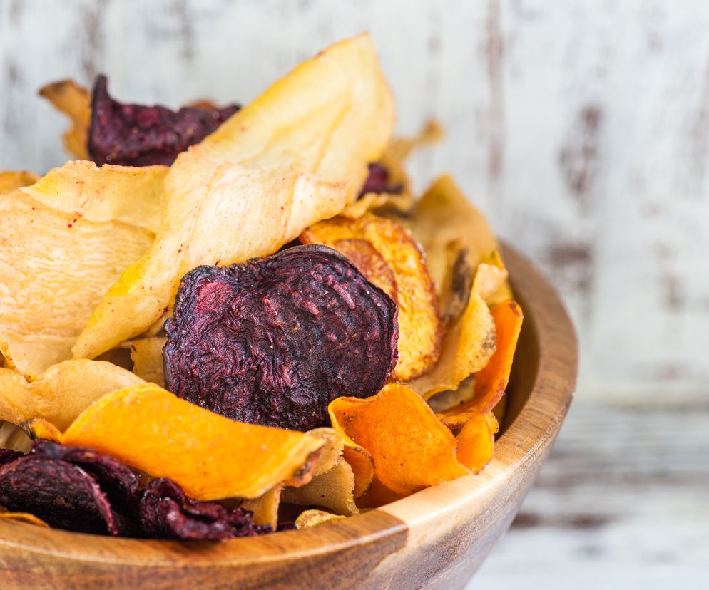 Przygotowanie domowych chipsów z warzyw zwykle zajmuje około kilku minut, nie licząc 20 minut pieczenia.