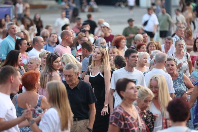 Potańcówka pod Teatrem Śląskim w Katowicach. Tłumy wręcz oszalały ZDJĘCIA