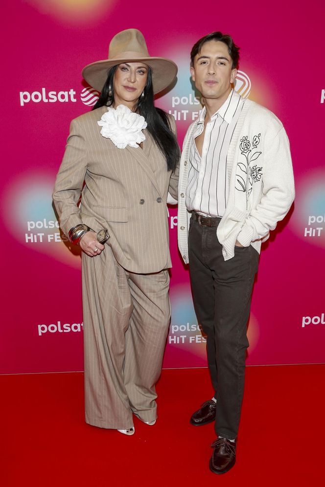 Kayah niczym bogata wdowa po gangsterze. A to garnitur z sieciówki!