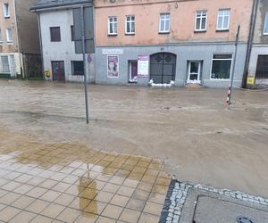 Zagrożenie powodziowe. Głuchołazy. Woda przelała się przez wały. Zalewa miasto