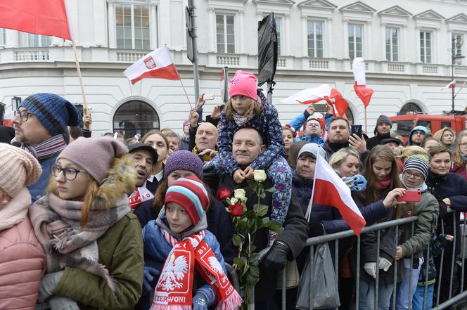 Andrzej Duda pod pomnikiem Józefa Piłsudskiego położył tylko dwie róże 