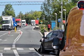 Peugeot i nissan roztrzaskane na drodze. Dramatyczny wypadek pod Sochaczewem 