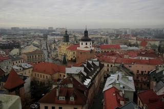 Mglisty Lublin widziany z Wieży Trynitarskiej. Tak wygląda panorama miasta! [ZDJĘCIA]