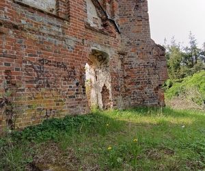 Ta malutka wieś powstała w XIV wieku. Skrywa ruiny gotyckiej świątyni