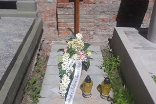 Pochował siostrę w swoim grobie