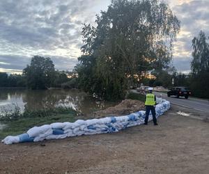 Małopolscy policjanci walczą z powodzią. W tych powiatach sytuacja wygląda najgorzej