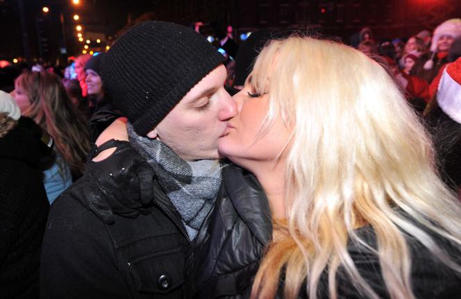 Sylwester 2010: Tysiące ludzi przywitało Nowy Rok na ulicach ZDJĘCIA!