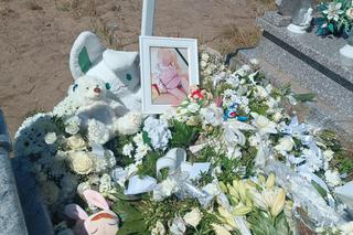  Grób 3-letniej Emilki przykryła kołderka z białych kwiatów. Matka dziewczynki zagłodziła ją na śmierć
