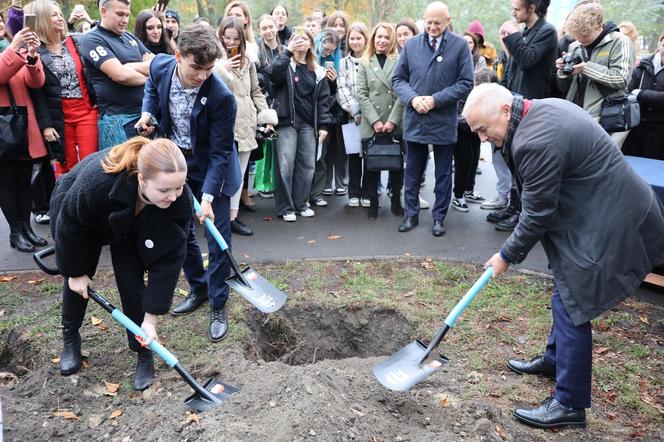 Uroczyste odsłonięcie tablicy al. Europejskiej Stolicy Młodzieży Lublin 2023 i zakopanie kapsuły czasu w Parku Ludowym