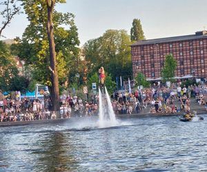 Tłumy bydgoszczan i turystów na Sterze na Bydgoszcz 2025. Emocji dostarczyły Wyścig butelkowy i popisy flyboardzistów [ZDJĘCIA]