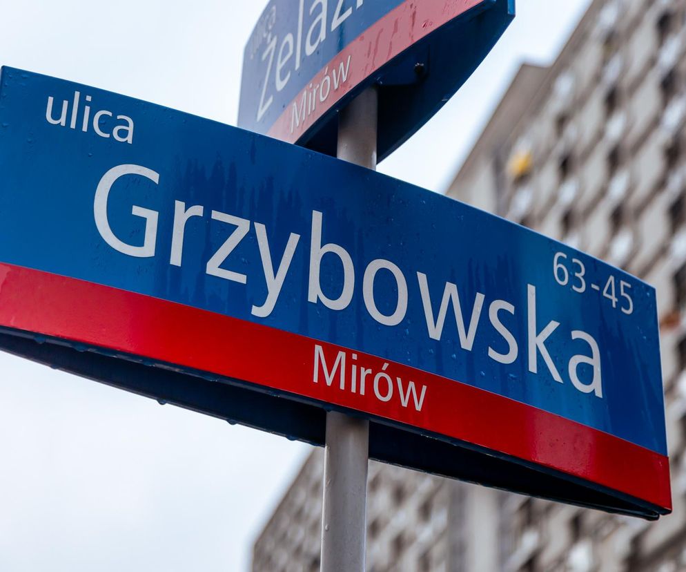 Niebieska tablica z napisem ulica Grzybowska Mirów. O szczegółach przebudowy drogi przeczytasz na SE.