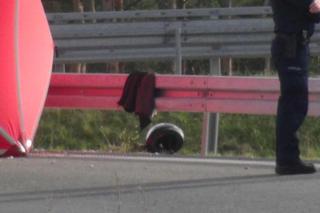 Jechał motocyklem z pasażerką. Jemu nic się nie stało, ją reanimowali ratownicy. Dramatyczny wypadek w Górze Kalwarii