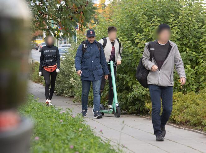 Trzaskowski pięknie wtopił sie w zwykły codzienny tłum.