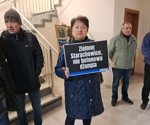 Zebrali prawie dwa tysiące podpisów. Protest przed sesją Rady Miejskiej w Starachowicach