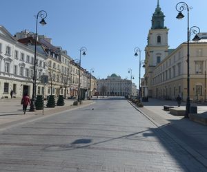 Pustki na Krakowskim Przedmieściu w Warszawie w godzinach szczytu - 25.03.2020