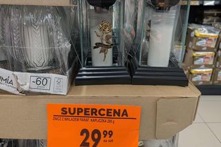 Promocje na Wszystkich Świętych w Biedronce. Wkłady do zniczy gratis